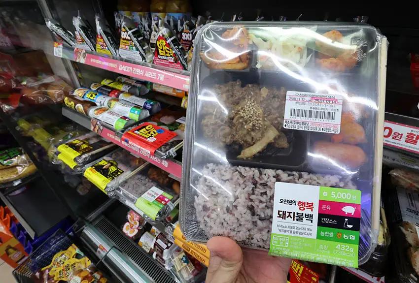 서울 시내의 편의점에 도시락과 삼각김밥이 판매되고 있다./사진=뉴시스  출처 : 이로운넷(https://www.eroun.net)